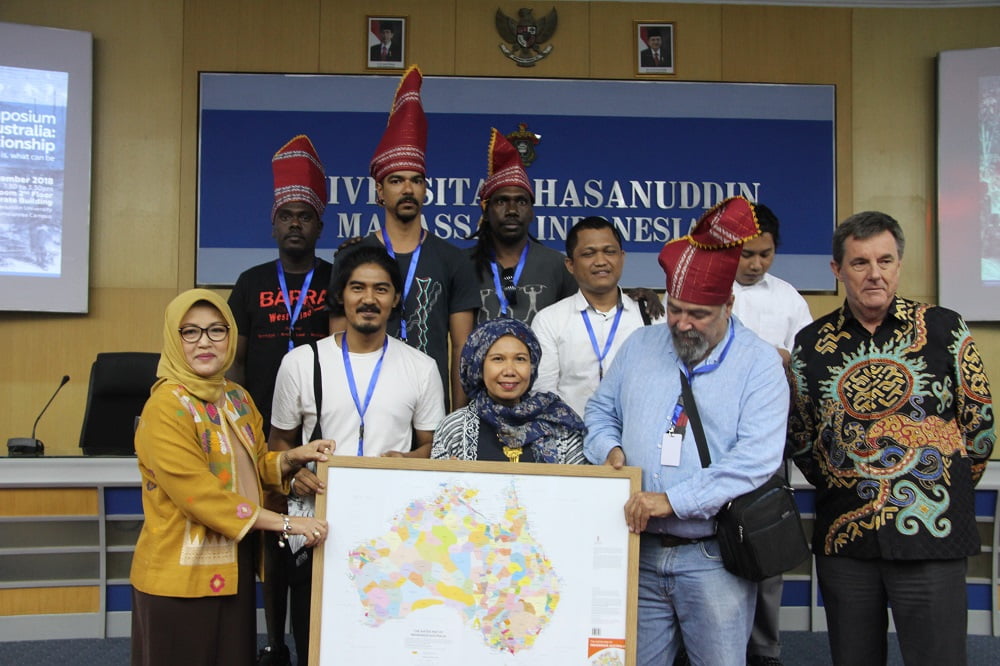 Foto bersama setelah  International Symposium Makassar-Nothern Australia: An Enduring Relationship selesai digelar di ruang Senat lantai 2 Gedung Rektorat Unhas, Senin, 3 Desember 2018.[Foto:/Ist]