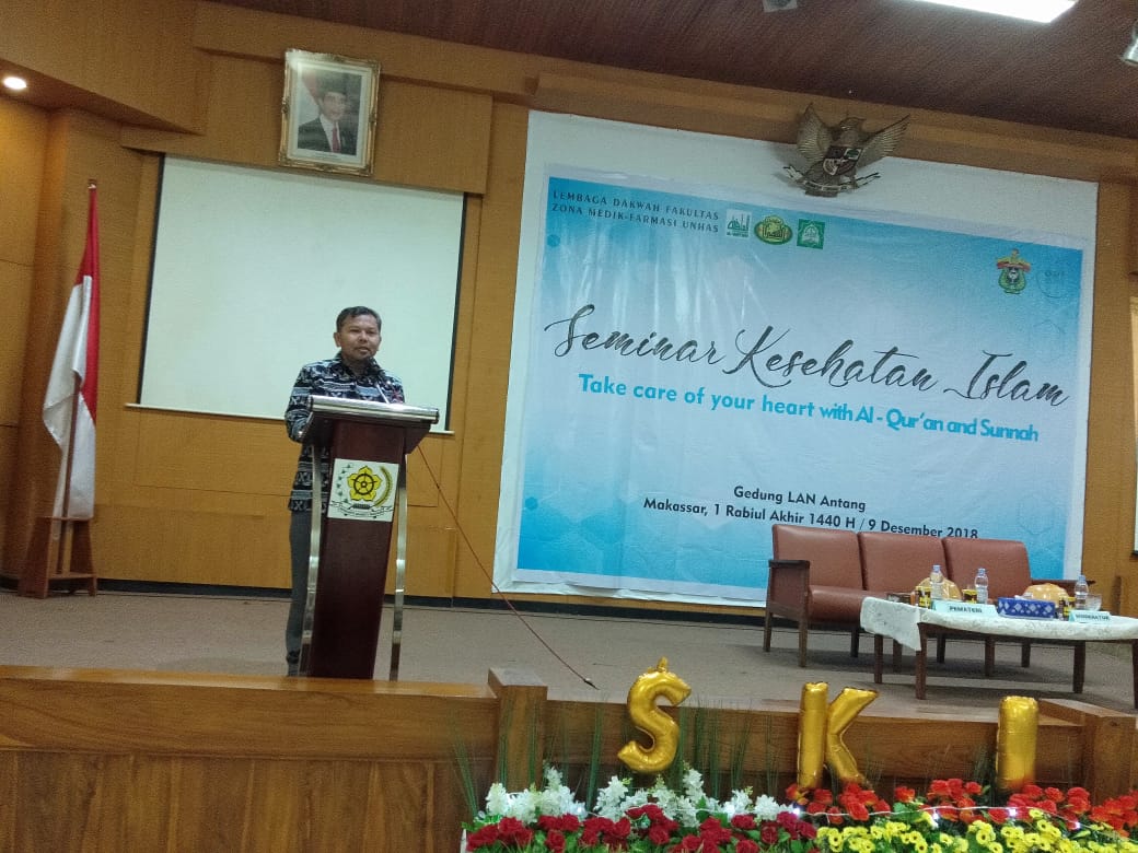 Wakil Dekan Bidang Kemahasiswaan, Alumni dan Kemitraan Fakultas Kesehatan Masyarakat Universitas Hasanuddin, Prof Sukri Palutturi, SKM., MKes., MScPH, PhD., saat membuka Seminar Kesehatan Islam.[Foto:/Ist]