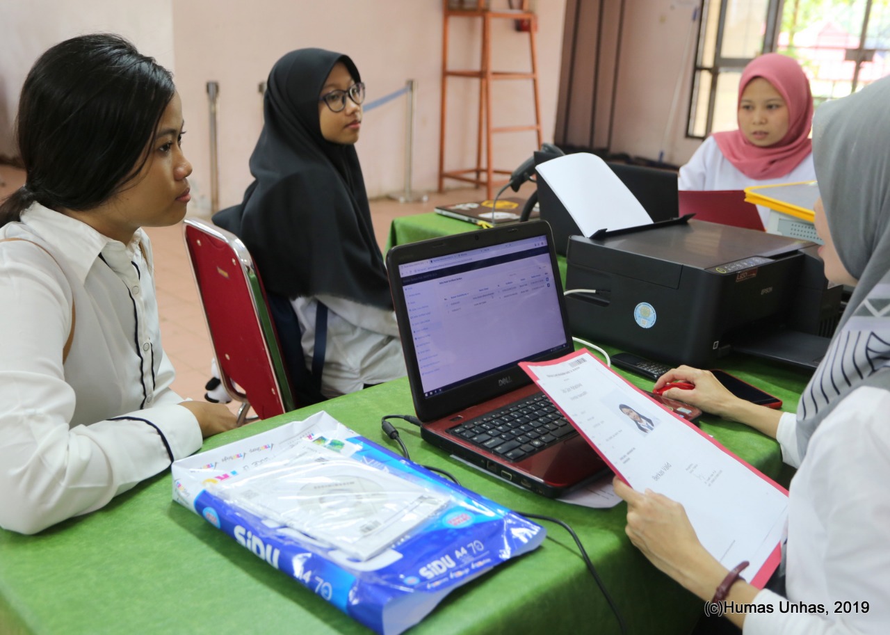 Proses verifikasi administrasi bagi calon mahasiswa baru yang telah dinyatakan lulus melalui jalur SNMPTN.[Foto:/Ist.]