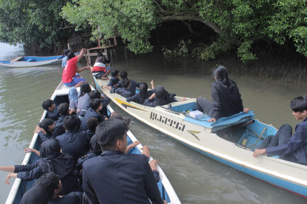 Rombongan mahasiswa arsitektur Unibos menuju lokasi menggunakan perahu dan dipandu oleh masyarakat setempat. [Foto:/Ist.]