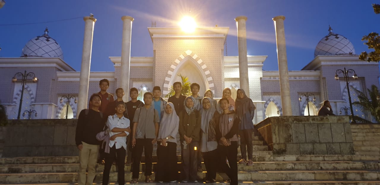 HMI Komisariat Kesehatan Masyarakat Unhas menggelar sahur on the Road didampingi Wakil Dekan Bidang Kemahasiswaan, Alumni dan Kemitraan FKM Unhas, Prof Sukri Palutturi, SKM, M.Kes., MSc.PH, PhD (menggunakan peci hitam).[Foto:/Ist.]