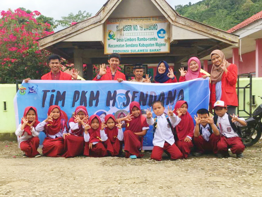 Tim PKM-M Unhas foto bersama siswa SDN No.19 Limboro.[Foto:/Ist.]