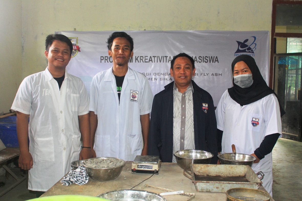 Arman Setiawan, ST., MT., dosen Teknik Sipil Unibos dan juga selaku pembimbing tim PKM-Karsa Cipta Unibos (ketiga dari kiri) bersama mahasiswanya yang tergabung dalam tim PKM-Karsa Cipta Unibos.  (FOTO: IST)