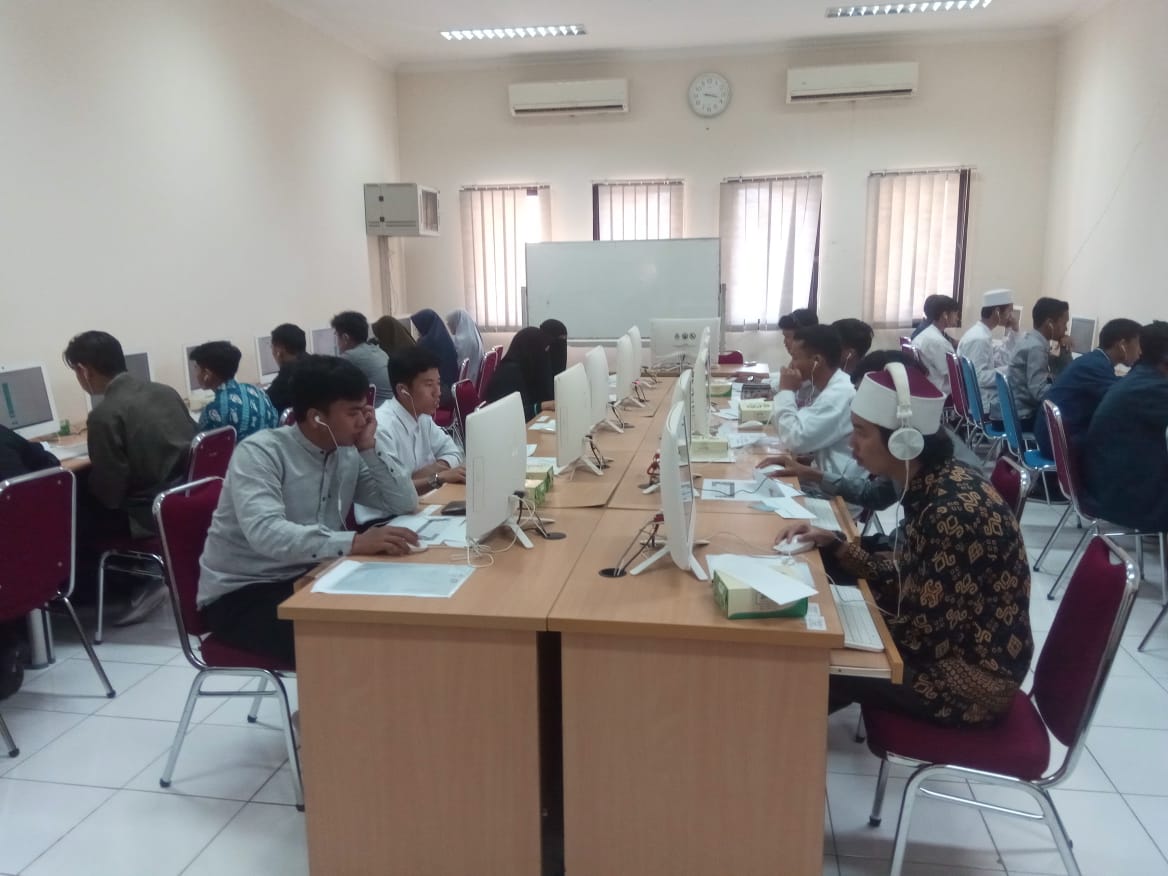 Suasana tes seleksi beasiswa dan non beasiswa program S1 Perguruan Tinggi Luar Negeri untuk negara kawasan Timur Tengah di Laboratorium Komputer, Lantai 4 Fakultas Sains dan Teknologi (FST) UIN Alauddin Makassar.[Foto:/Ist.]