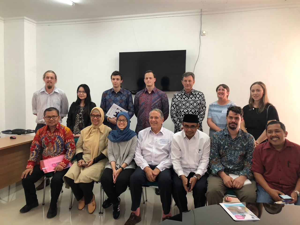 Foto bersama pihak FKM Unhas dengan delegasi AIIA usai melakukan kunjungan ke Laboratorium Penelitian FKM Unhas.[Foto:/Ist.]