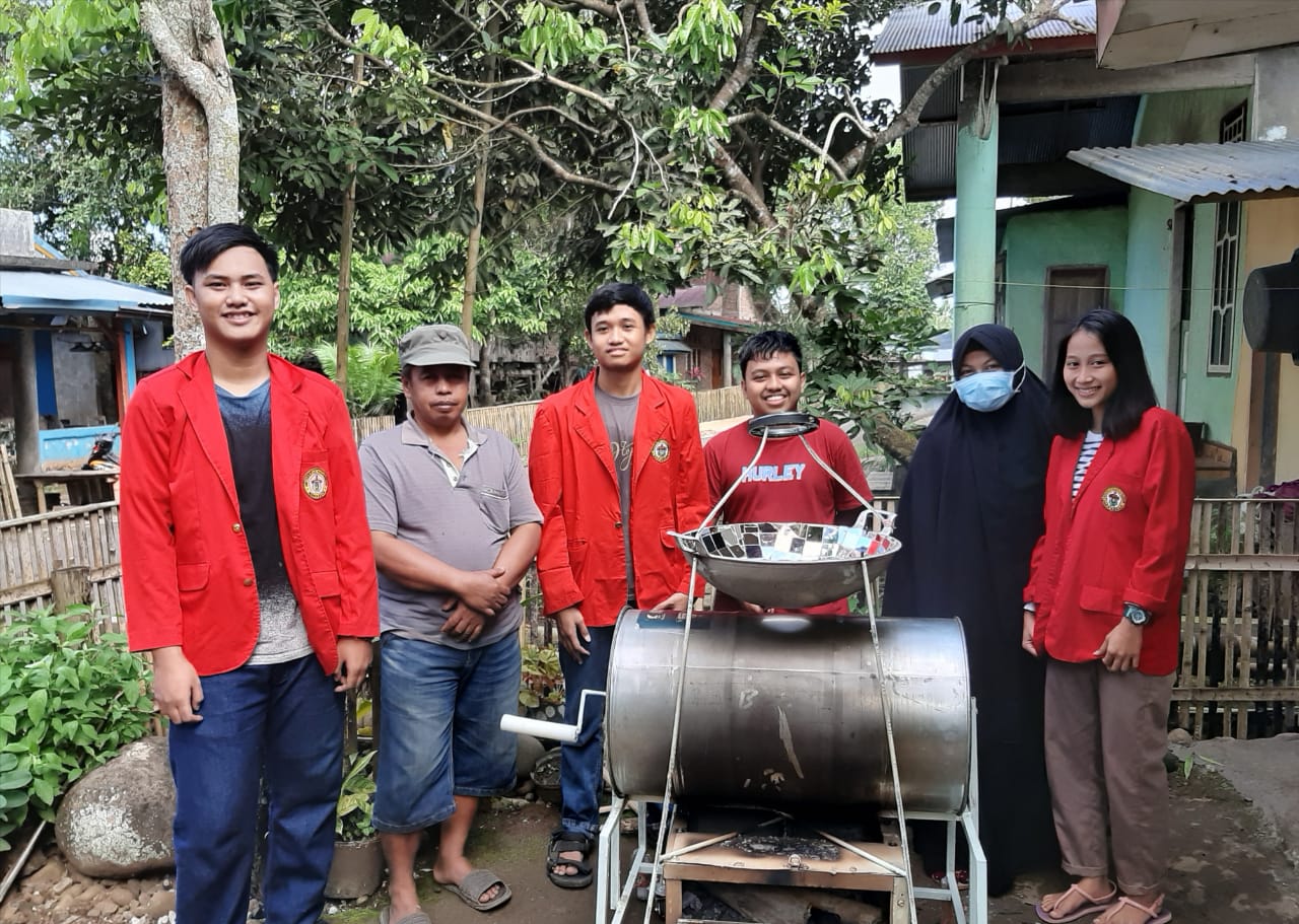 Lima mahasiswa Unhas ciptakan mesin pengering cengkeh berbasis konsentrator optik cerming rangkap skala industri rumah tangga. (FOTO: IST)