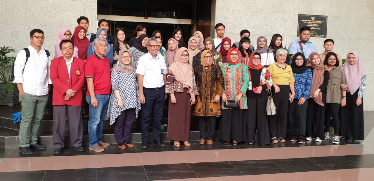 25 mahasiswa kelas internasional Unhas dari Fakultas Kesehatan Masyarakat (FKM) dan Fakultas Ekonomi dan Bisnis (FEB) mengikuti acara pelepasan untuk mengikuti proses perkuliahan di universitas mitra yang berada di Eropa, Australia, dan Kanada selama satu sampai tiga bulan. (FOTO: IST)