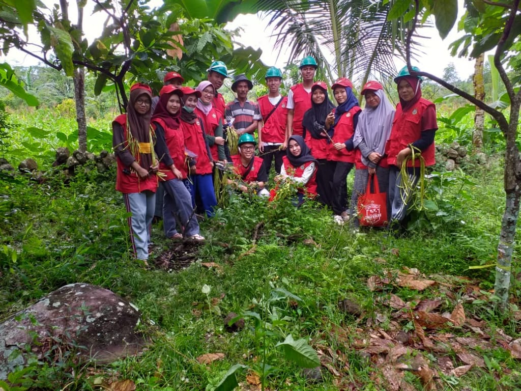 Selama satu bulan 47 mahasiswa KKN-PPM Dikti Unhas akan mendampingi petani kakao di Kecamatan Gantarangkeke, Kabupaten Bantaeng. Mahasiswa-mahasiswa tersebut berasal dari departemen berbeda dalam lingkup fakultas pertanian Unhas. (FOTO: IST)