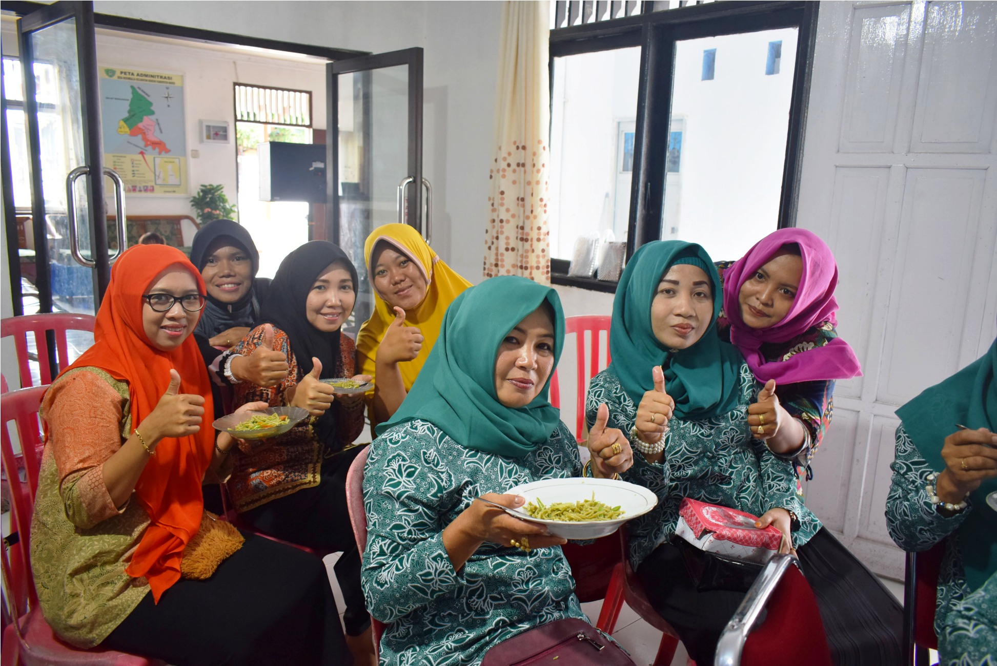 Masyarakat Desa Nisombalia Dusun Mambue, Kecamatan Marusu, Kabupaten Maros mencicipi mie daun kelor hasil penelitan mahasiswa Unibos yang tergabung dalam Tim PKM-M Unibos . (FOTO: IST)