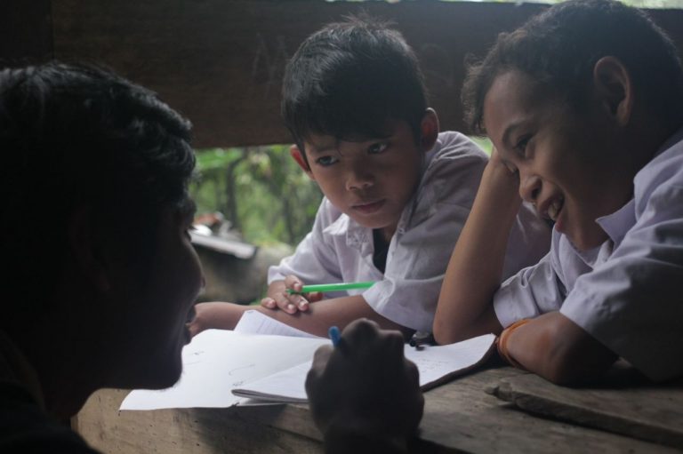 Sekolah Kolong Project: Lebih Baik Nyalakan Lilin Daripada Mengutuk Gelap