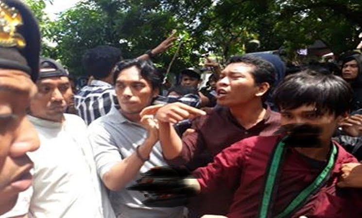 Mahasiswa di Bone Berdarah-berdarah Tolak Kenaikan Tarif PDAM