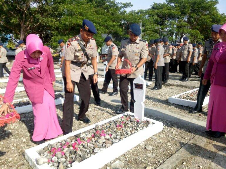 Peringati HUT ke 73, Brimob Bone Ziarah di Taman Makam Pahlawan