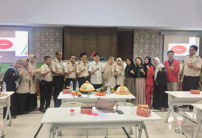 Foto bersama mahasiswa magang dengan pegawai kantor kesehatan pelabuhan kelas 1 Makassar. [Foto: /Ist]