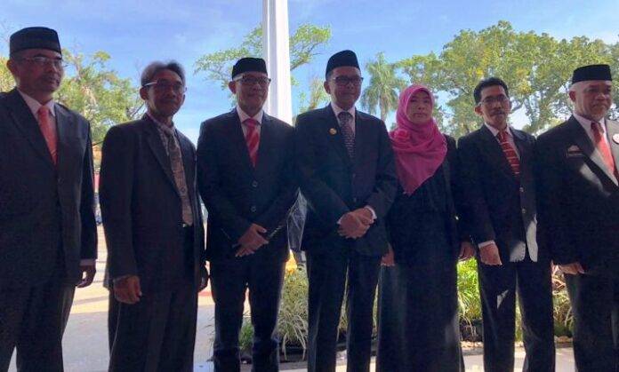 Foto bersama dekan kesehatan se-Unhas dengan Gubernur Sulawesi Selatan (tengah).[Foto: /Ist]