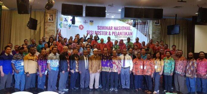 Foto bersama seusai kegiatan seminar dan pelantikan dan penyerahan SK terhadap pengurus Daerah Persakmi Provinsi Papua dan 19 Pengurus Cabang Persakmi Se kabupaten/kota Papua.[Foto:/Ist]