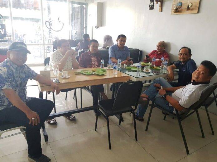 Suasana diskusi bulanan yang digelar Persakmi Sulsel, Selasa 20 November 2018 di Cafe Ardan Masogi Makassar.[Foto:/Ist]