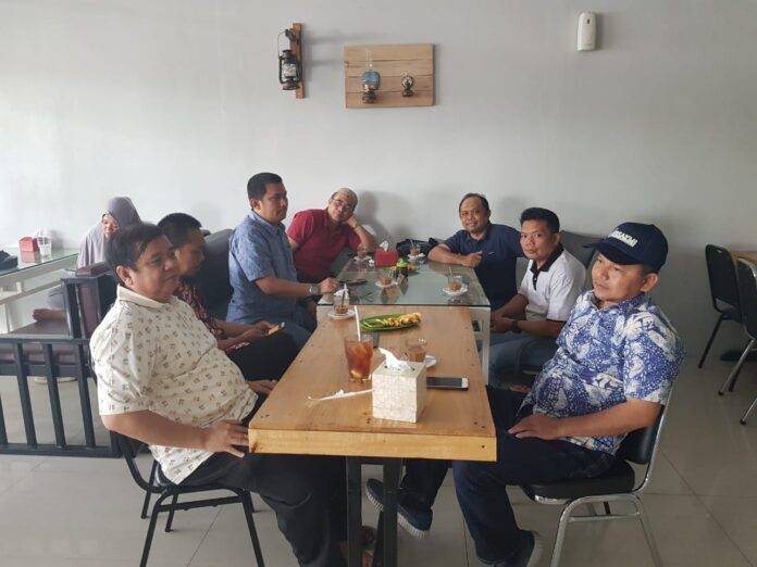Suasana diskusi bulanan yang digelar Persakmi Sulsel, Selasa 20 November 2018 di Cafe Ardan Masogi Makassar.[Foto:/Ist]