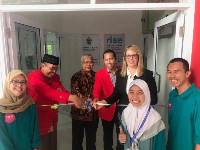 Pengguntingan pita untuk peresmian Laboratorium Riset FKM Unhas.[Foto:/Ist]