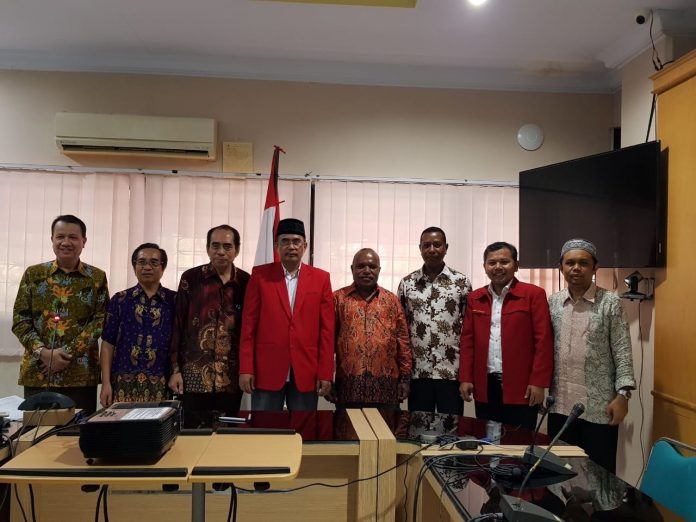 Foto bersama usai penandatanganan Memorandum of Agreement (MoA) antara Dekan FKM Unhas dengan FKM Uncen yang berlangsung di Ruang Kandouw FKM Unhas Rabu, 28 November 2018.[Foto:/Ist]