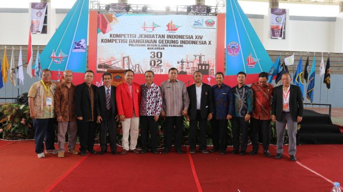 Foto bersama setelah acara pembukaan Kompetisi Jembatan Indonesia (KJI) XIV dan Kompetisi Bangunan Gedung Indonesia (KBGI) X di GOR Unhas .[Foto:/Ist]