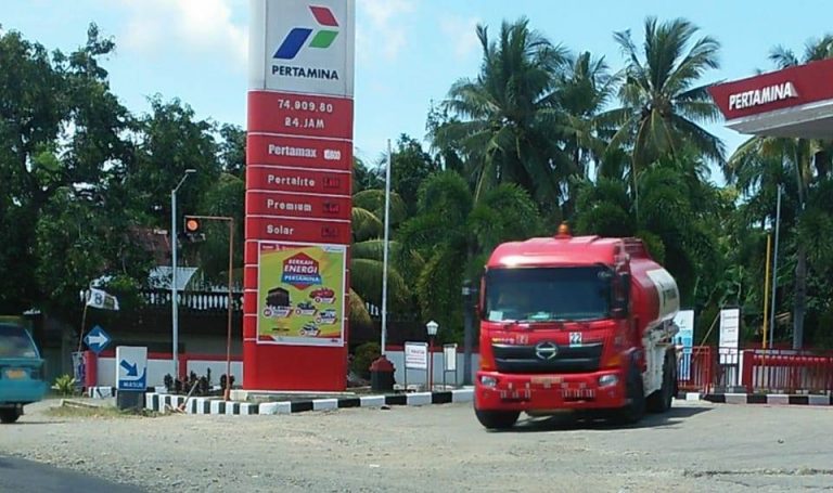 Petani dan Nelayan Keluhkan Kelangkaan Premium dan Solar di SPBU Siwa