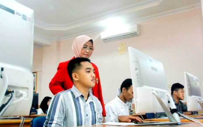 Rektor Universitas Hasanuddin, Prof. Dr. Dwi Aries Tina Pulubuhu MA saat memantau pelaksanaan Seleksi Bersama Masuk Pergurungan Tinggi Negeri (SBMPTN) Computer Based Test (CBT) di Fakultas Kesehatan Masyarakat Unhas, Selasa, 16 Mei 2017.[Foto: Rahmat Saputra/Fajar Pendidikan]