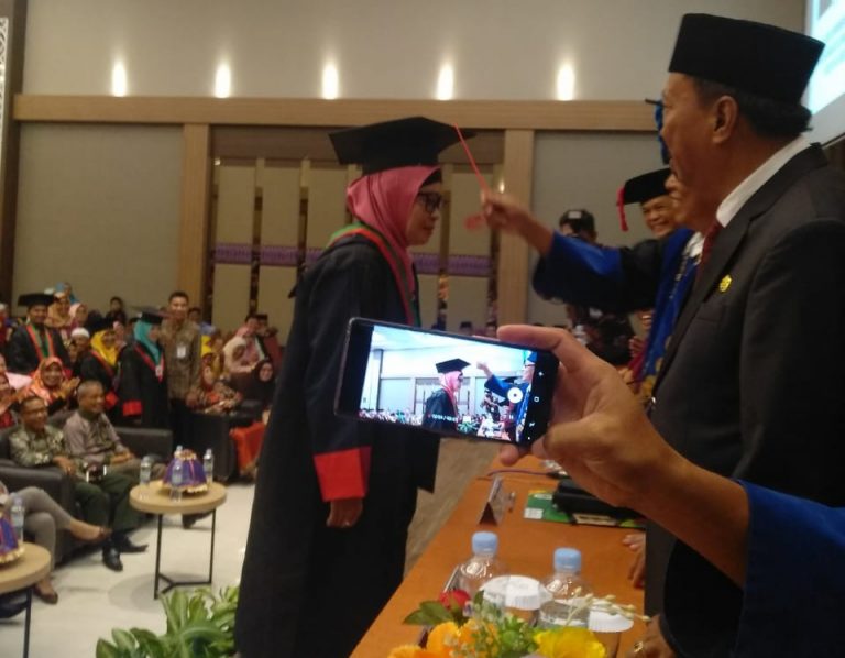 Rektor IAIN Wisuda Istri dan Anaknya
