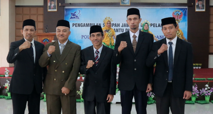 (kiri ke kanan) Lidemar Halide,M.T. (Pudir III), Dr. Tawakkal (Pudir II), Muhammad Anshar, Ph. D. (Direktur), Ahmad Zubair Sultan, Ph.D. (Pudir I), Fajar, M. Eng. (Pudir IV).[Foto:/Ist]