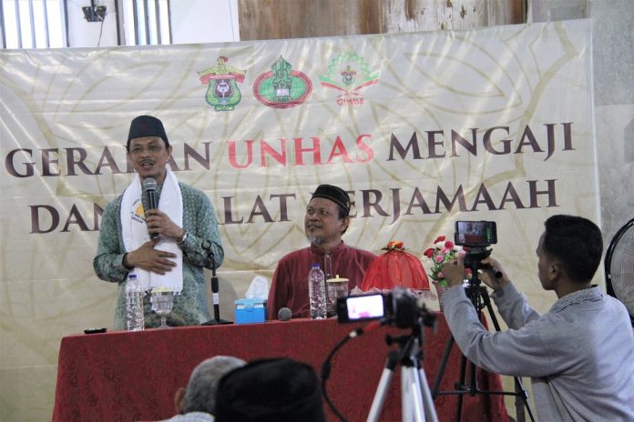 Ustadz Syamsi Ali saat membawakan ceramah dengan tema “ Tanggung Jawab Dakwah dan Dunia Global ”.[Foto:/Ist]