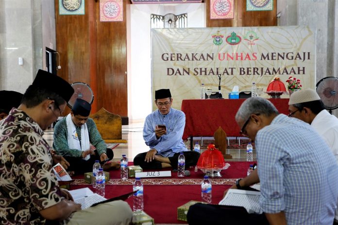 Mengaji bersama secara berkelompok di Gerakan Unhas Mengaji dan Sholat Berjamaah (GUMSB).[Foto:/Ist]