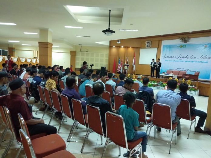 Seminar Kesehatan Islam dengan judul “Take Care of Your Hearth With Al- Qur’an and Sunnah” yang diadakan oleh Lembaga Dakwah Fakultas Se- Kompleks Kesehatan-Farmasi Universitas Hasanuddin.[Foto:/Ist]