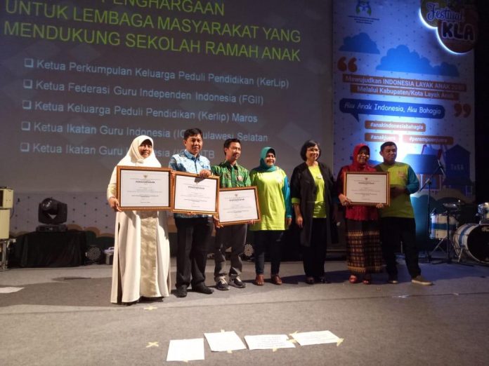 IGI Susel dan IGI NTB mendapatkan penghargaan kategori lembaga masyarakat pendukung aktif sekolah ramah anak (SRA).[Foto:/Ist]