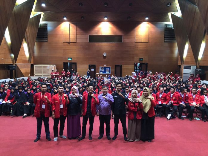 Wakil Dekan Bidang Kemahasiswaan, Alumni dan Kemitraan, Prof Sukri Palutturi, SKM., MKes., MSc PH, PhD (keempat dari kanan) bersama dengan panitia BSLT dan pengurus BEM FKM Unhas.[Foto:/Ist]