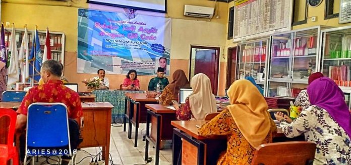 IGI Kota Surabaya dan Samisanov mendapatkan kepercayaan untuk melatih para guru dari SDN Simomulyo 1 Surabaya.[Foto:/Ist]