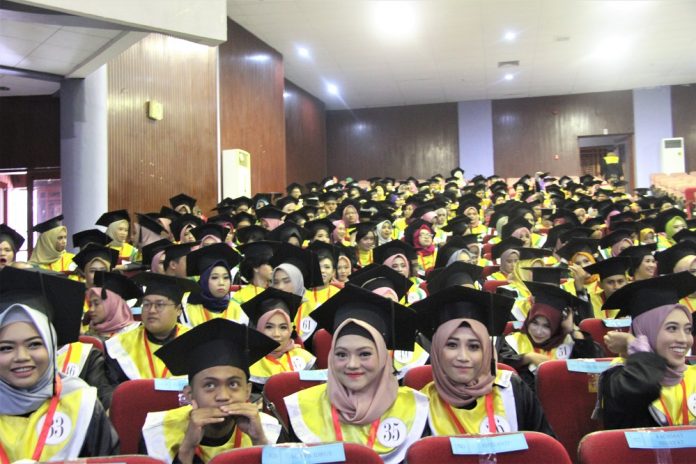 873 alumni baru Unhas ikut wisuda sarjana periode II tahun akademik 2018/2019 di Baruga AP Pettarani.[Foto:/Ist]