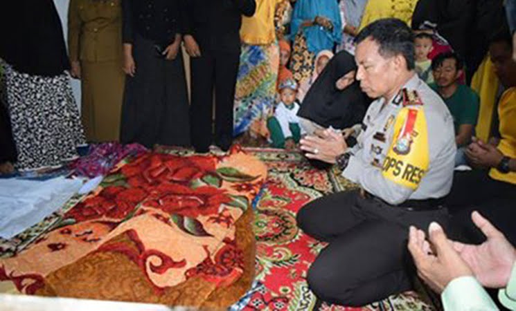 Kapolres Barru Melayat ke Rumah Duka Tiga Bocah Yang Tenggelam