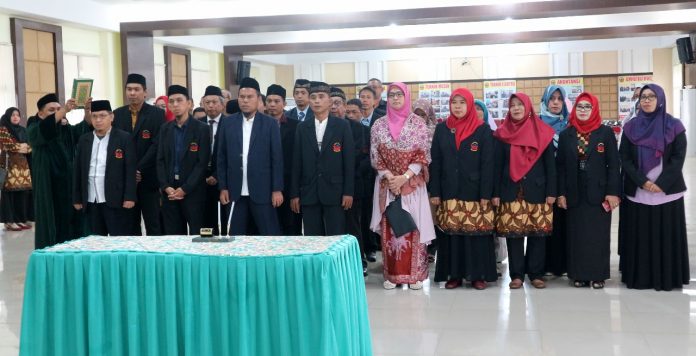 Pengambilan sumpah dan pelantikan 45 pejabat struktural/nonstruktural baru lingkup PNUP di aula kampus I PNUP.[Foto:/Ist.]