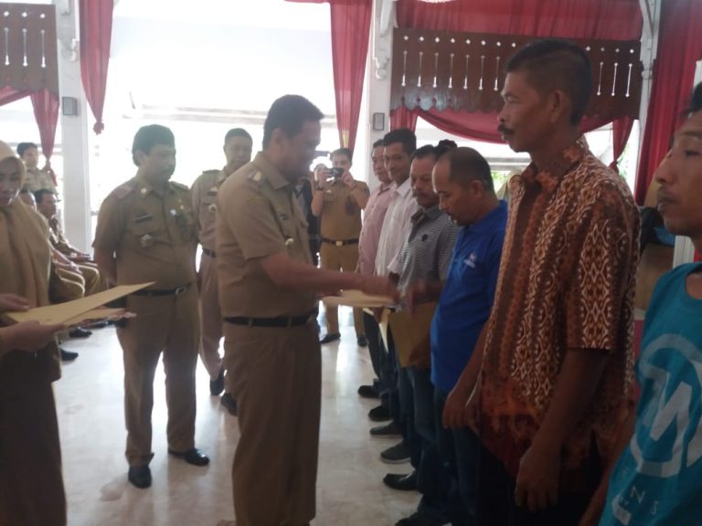 Bupati Barru Serahkan Sertifikat Tenaga Kerja Konstruksi