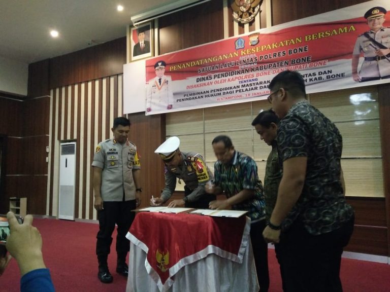 MoU Polres-Pemkab, Pelajar Dilarang Pakai Motor ke Sekolah. Bupati Bone Adakan Bus Sekolah?