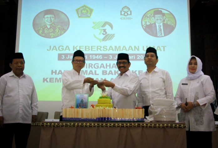 Pemotongan tumpeng dalam rangka syukuran UIN Alauddin karena telah meraih akreditasi A oleh Rektor UIN Alauddin Makassar didampingi oleh para Wakil Rektor dan Ketua Senat di acara peringatan Hari Amal Bakti ke-73 Kementerian Agama.[Foto:/Ist]