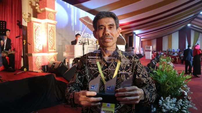 Direktur PNUP, Ir Muhammad Anshar, MSi. Ph.D., menerima tiga penghargaan di ajang Anugerah Humas PTN dan LLDikti 2018 yang diselenggarakan pada acara rapat kerja nasional Riset, Teknologi, dan Pendidikan Tinggi (Kemenristekdikti) di Universitas Diponegoro Semarang, pada Kamis, 3 Januari 2019.[Foto:/Ist]