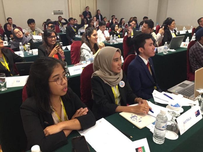 Nurul Magfirah dan Patrecia Batti saat mengikuti Konferensi Global Goals Model United Nation yang berlangsung di Malaysia.[Foto:/Ist.]