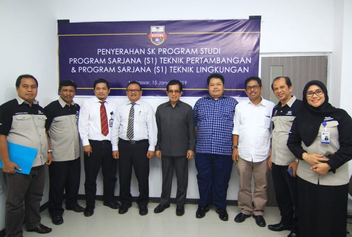 Foto bersama Kepala LLDikti Prof Jasruddin, MSi (keempat dari kiri) bersama rektor Unibos dan jajarannya.[Foto:/Ist.]
