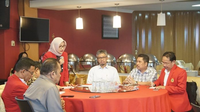 Rektor Unhas, Prof Dr Dwia Aries Tina Pulubuhu saat memaparkan pencapaian Unhas selama tahun 2018 dan target di tahun 2019 di dampingi para Wakil Rektor dan Sekretaris Universitas, Ketua dan Sekretaris Akademik, Ketua Dewan Profesor, para dekan dan direktur di lingkungan Unhas.[Foto:/Ist.]