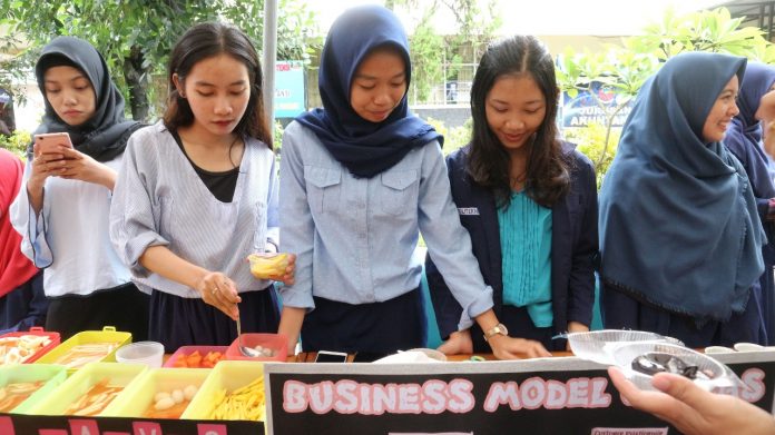 Mahasiswa jurusan akuntansi Politeknik Negeri Ujung Pandang (PNUP) ikut ambil bagian di acara expo kewirausahaan yang digelar di pelataran gedung jurusan akuntansi kampus I PNUP.[Foto:/Ist.]