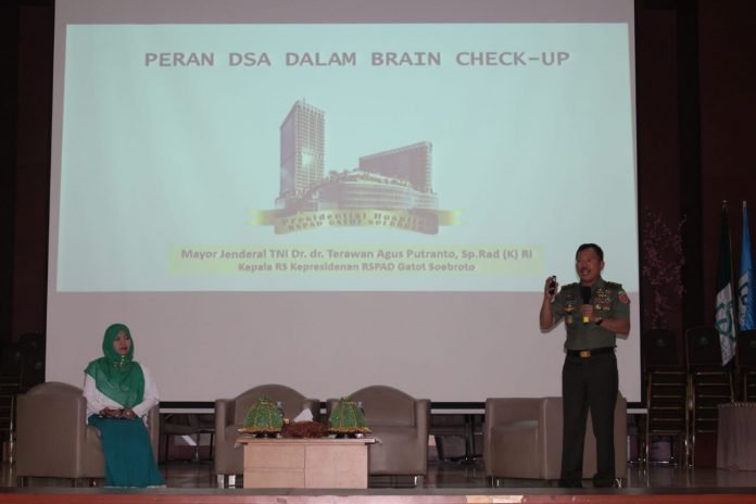 Mayjen TNI Dr dr Terawan Agus Putranto saat membawakan materi pada kuliah tamu yang diselenggarakan oleh FKIK UIN Alauddin.[Foto:/Ist.]