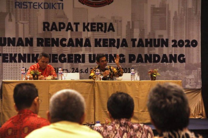 Ketua panitia raker PNUP, Ibrahim Abduh, SST., MT., (kiri) mendampingi Direktur PNUP, Ir Muhammad Anshar, MSi., Ph D., (kanan) saat menyampaikan sambutan pada pembukaan raker PNUP. [Foto: Ahadri/Fajar Pendidikan]