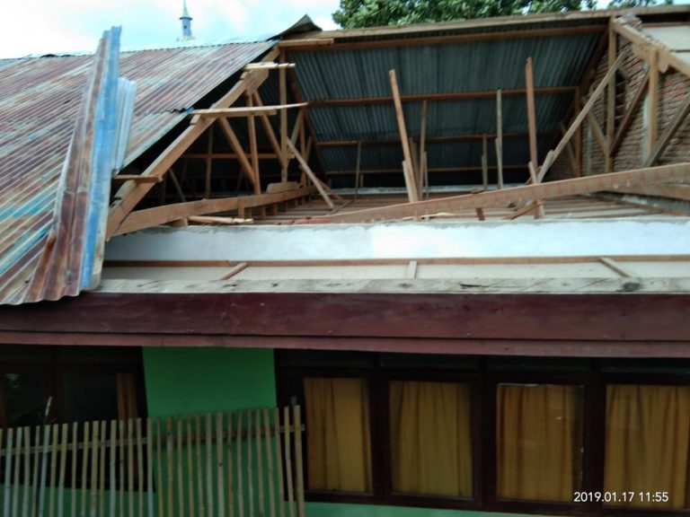 Belasan Rumah Warga Pulau Badi’ Diterjang Angin Kencang