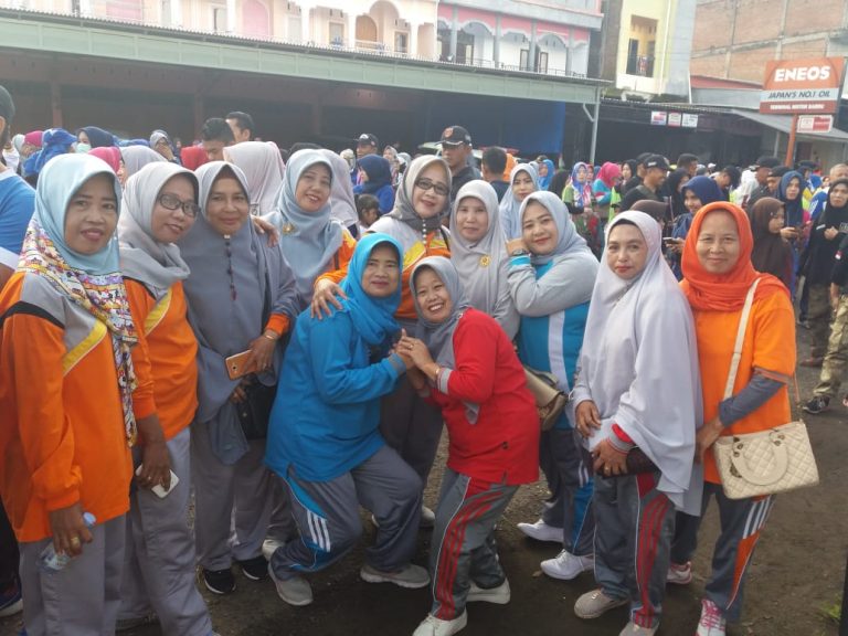 Guru Antusias Meriahkan Hari Jadi Barru lewat Gerak Jalan Santai