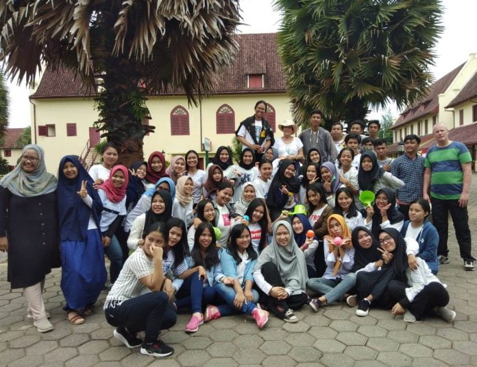 Mahasiswa Prodi Administrasi Negara Fakultas Ilmu Sosial dan Ilmu Politik angkatan 2018 Unibos gelar kunjungan ke Benteng Rotterdam.[Foto:/Ist.]